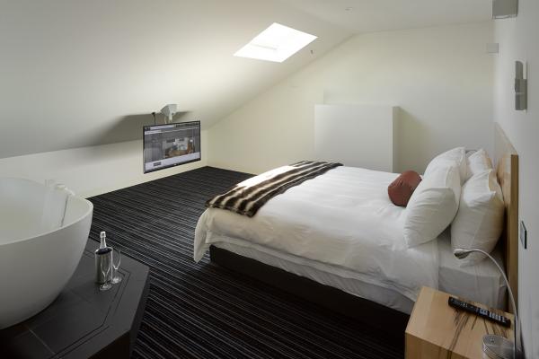 Bed with bathroom in Loft Penthouse at Salamanca Wharf Hotel